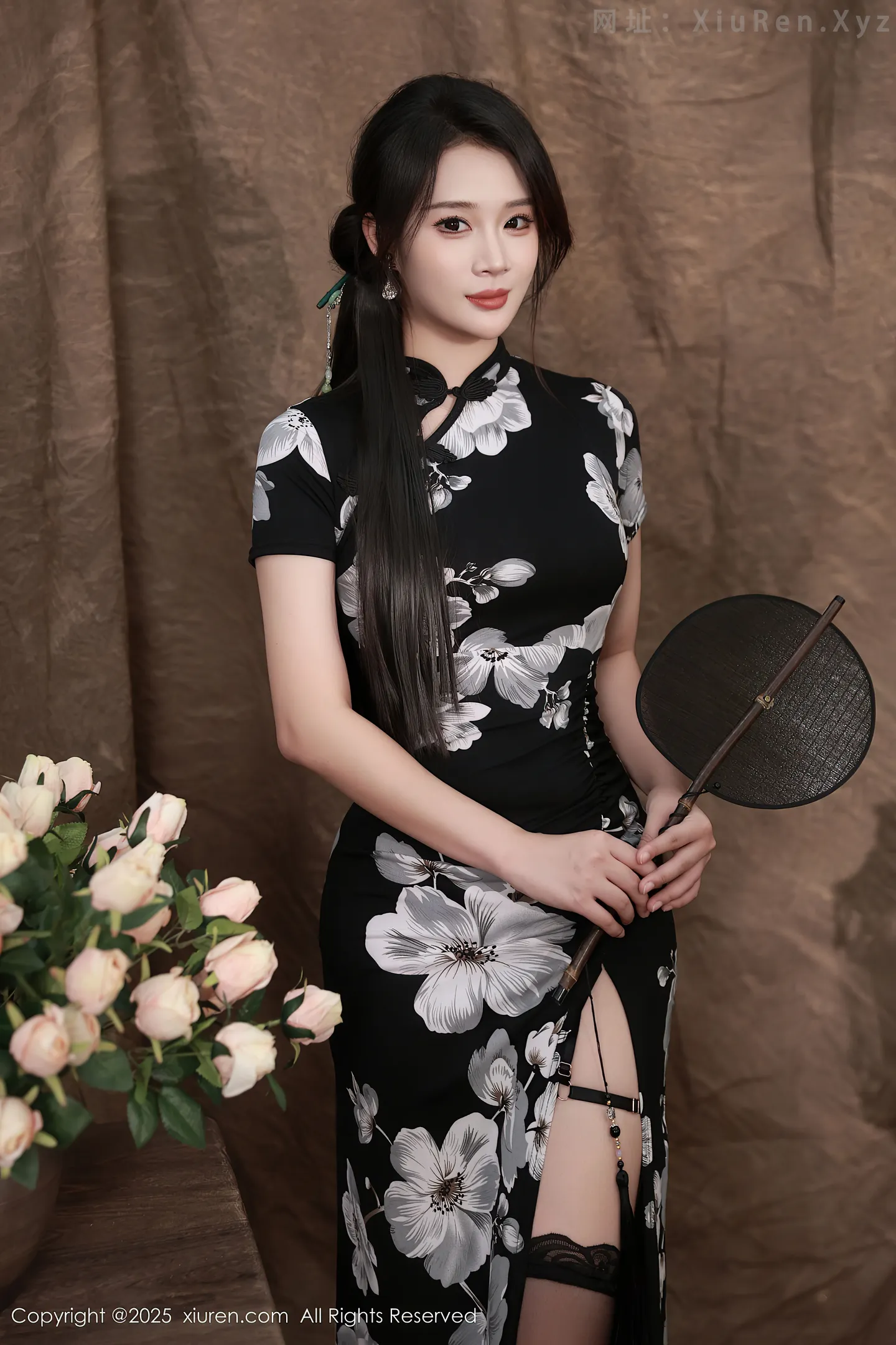 图片[4]-[XiuRen秀人网]VOL.10655 模特南乔性感黑色旗袍露紫色情趣内衣配黑色丝袜秀美腿诱惑写真72P-秀人网官方网站